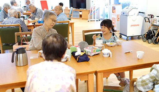 老健ハートフルかがやき荘との交流の様子